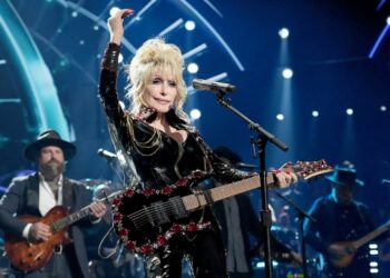 Jeff Bezos and Lauren Sanchez give Dolly Parton $100 million