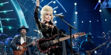 Jeff Bezos and Lauren Sanchez give Dolly Parton $100 million