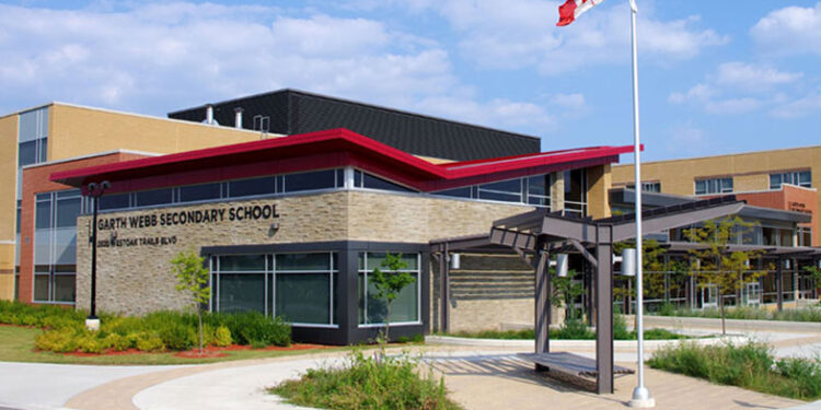 3 people hospitalized after fight inside Oakville high school