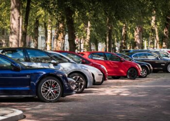 Holiday shoppers can park free of charge in south Mississauga