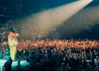 “Burna Boy is a donkey”- Fans React As Burna Boy Curses Them On Stage