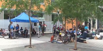 Asylum seekers left sleeping on streets in Toronto amid funding deadlock between city, federal government