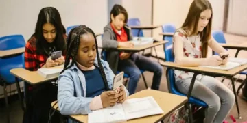 Netherlands to prohibit cell phones, tablets and smartwatches from school classrooms next year