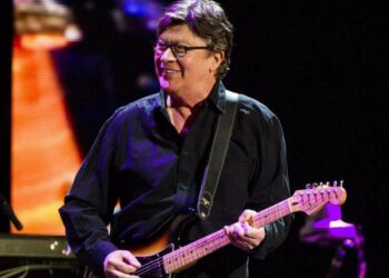 Canadian rocker, Robbie Robertson, dies