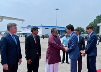Trudeau finally travels back to Canada after being delayed by plane troubles