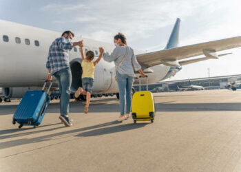 Group Travel vs. Solo Adventure: Weighing the Pros and Cons for Your Next Journey
