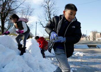 Schools closed, over 100,000 without electricity as snow hits Quebec