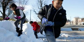 Schools closed, over 100,000 without electricity as snow hits Quebec