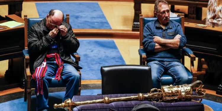 Manitoba Premier Apologizes for Hospital Switch of Men at Birth