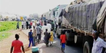 Residents of Akure overpower truck driver, loot rice, beans and garri branded in Tinubu’s name